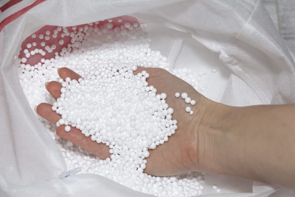 AdobeStock_255783514 billes polystyrene expanse perle pse